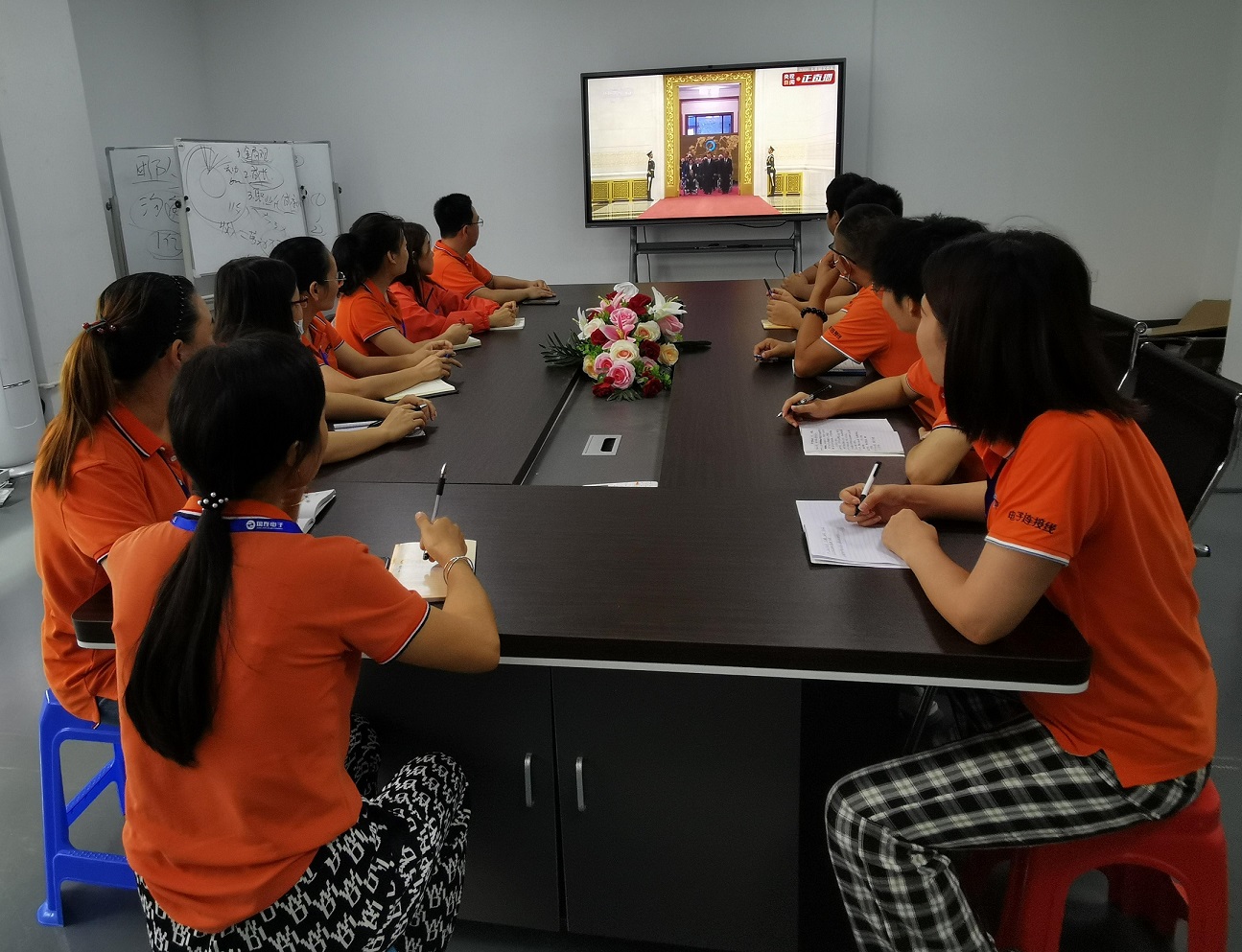 1638375028239939.jpg 管理團隊集體觀看七一勛章頒授儀式1.jpg